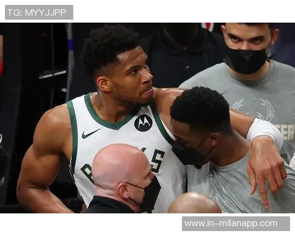 文班左膝疑似过度伸展明日将进行进一步检查以确定伤情 文班左膝疑似过度伸展明日将进行进一步检查以确定伤情