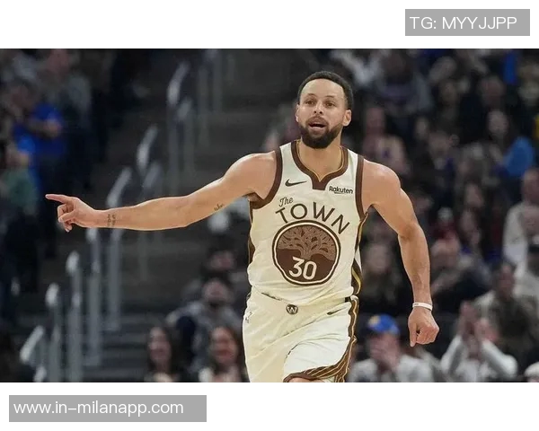 库里轻松发挥全场12投6中贡献14分5助攻巧妙吸引防守展现团队配合魅力